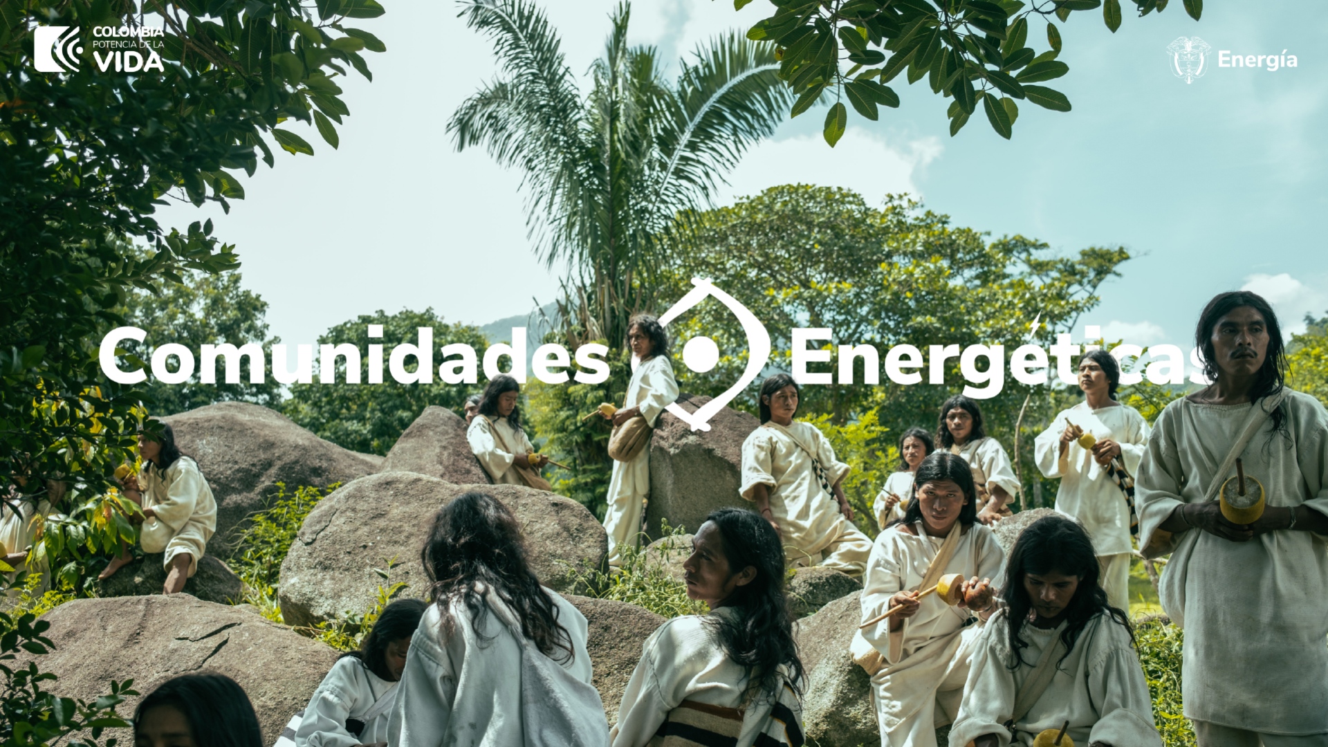 Foto de la comunidad indigena con logos de Comunidades Energéticas