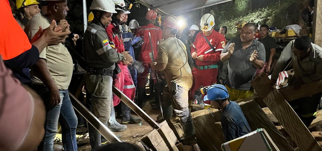 18 mineros rescatados con vida tras incidente en mina El Miñón, Antioquia