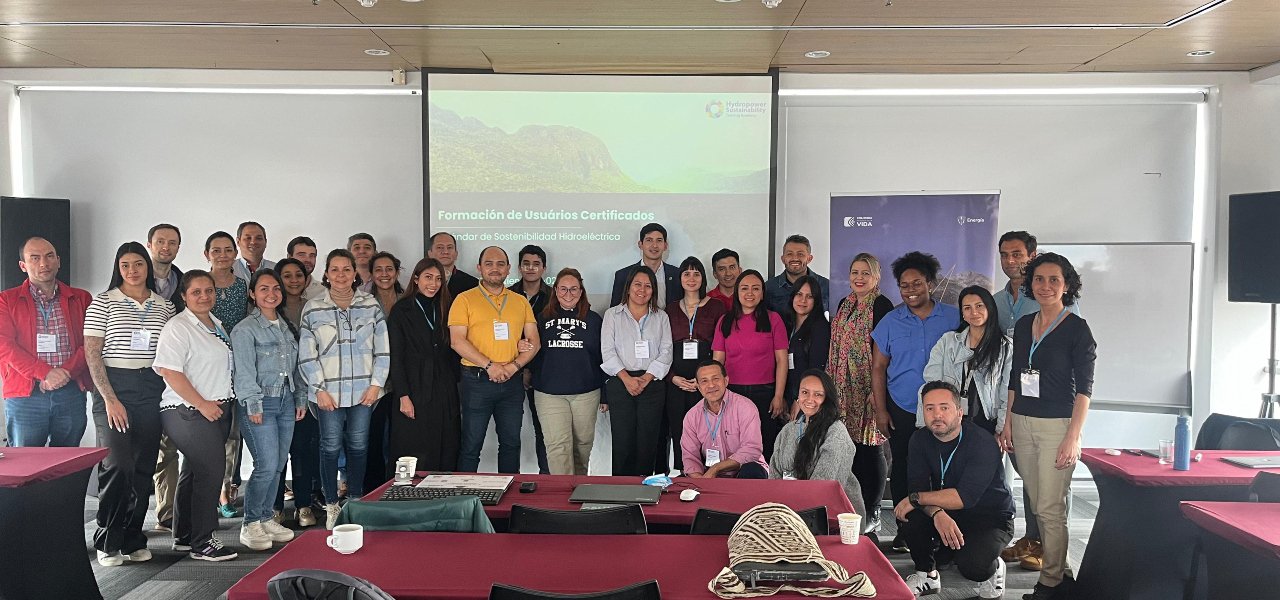 Certifican al primer grupo de usuarios que promueven el desarrollo sostenible de la energía hidroeléctrica en Colombia