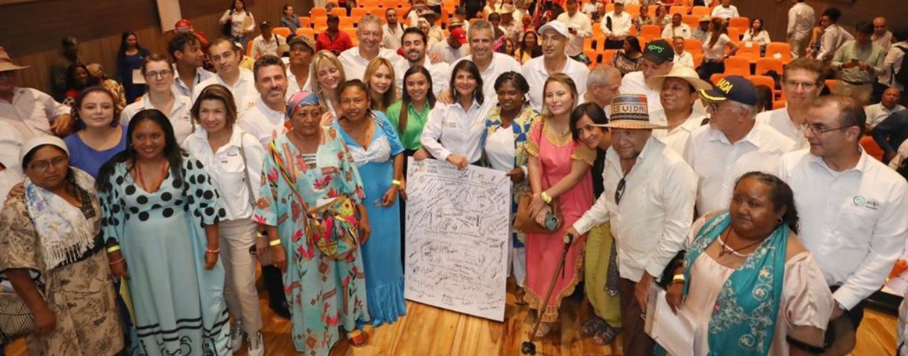 Comunidades Wayuu, empresas del sector energético y el Gobierno del Cambio firman pacto por la Transición Energética Justa en La Guajira