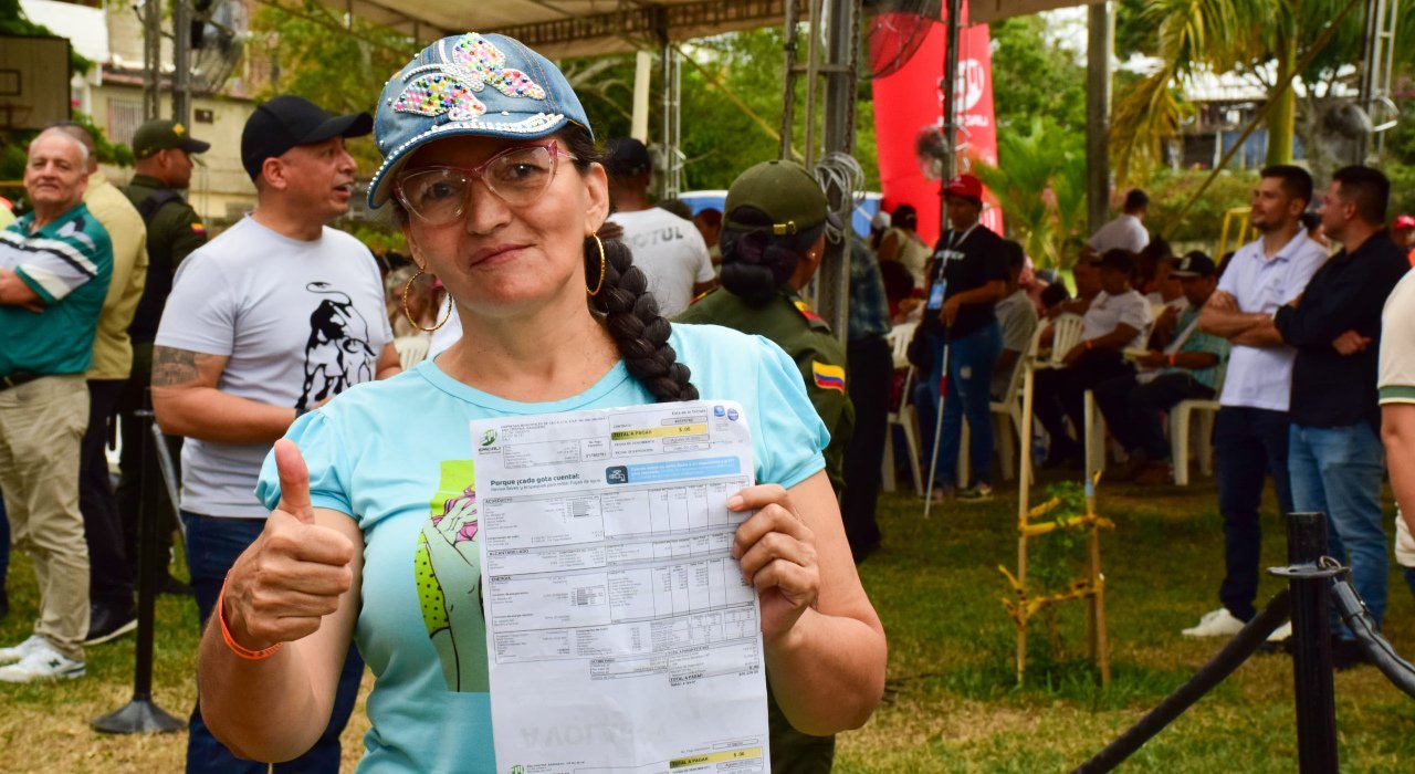 Doña Ana paga $0 en su factura de energía eléctrica; con el excedente paga el recibo del agua y vende energía a la red, todo con paneles solares