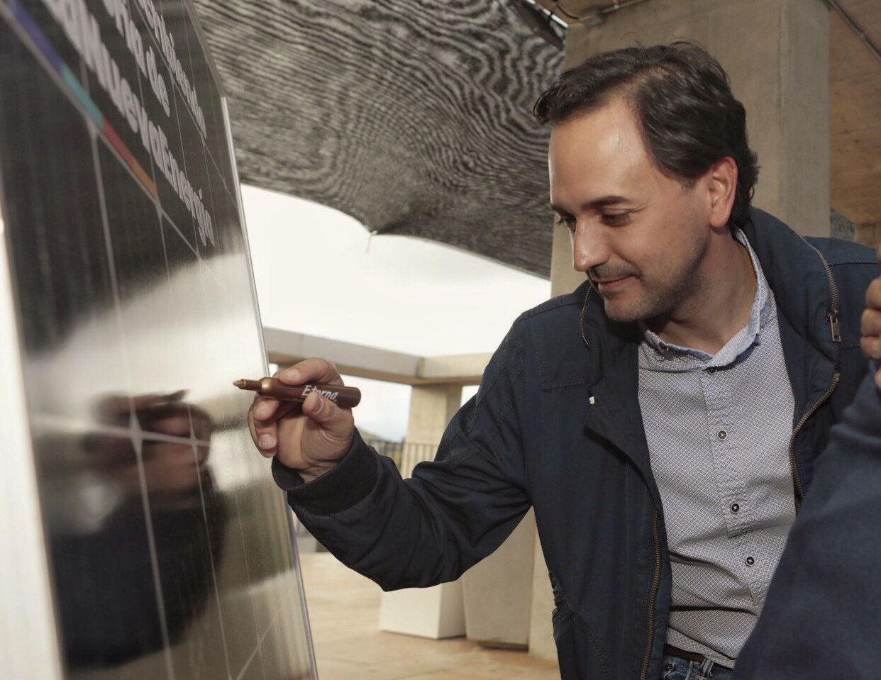 El Municipio de Gómez Plata se suma a la Nueva Energía con la instalación de 73 paneles solares en sus edificios administrativos