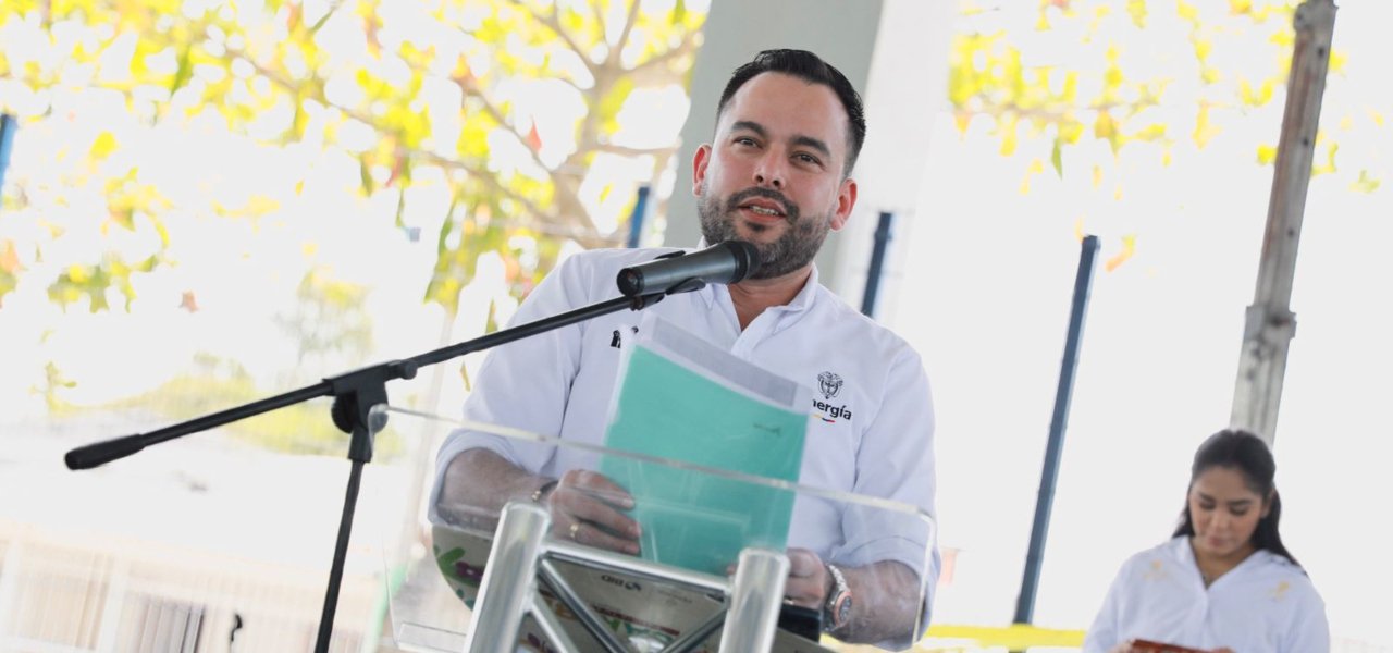 El ministro de Minas y Energía Edwin Palma pide que el salario mínimo se aumente más del 23% a través de un decreto y convoca a los colombianos para defenderlo en las calles