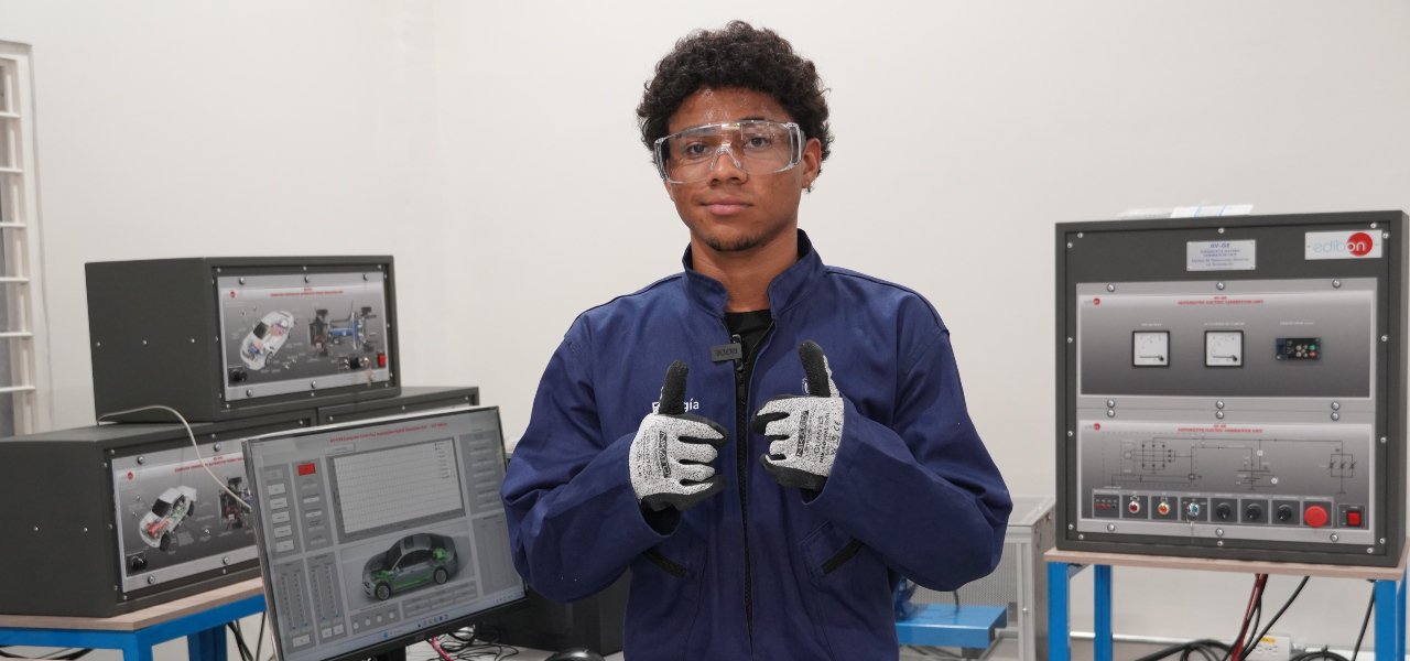 Gobierno nacional inaugura el primer laboratorio de vehículos eléctricos en un colegio público en Cali