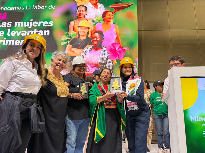 Gobierno nacional reconoce a mujeres mineras-2