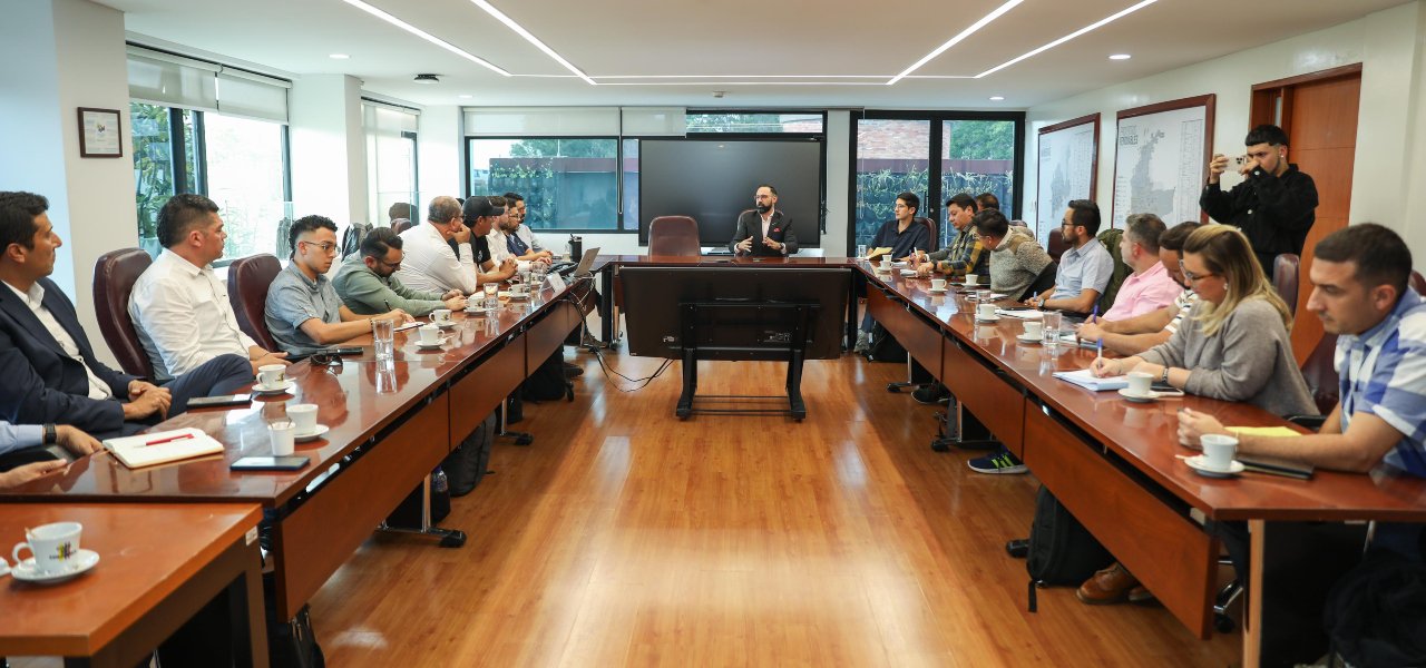 Hacia una Transición Energética Justa: Democratizando la Contratación Pública en el Sector Energético