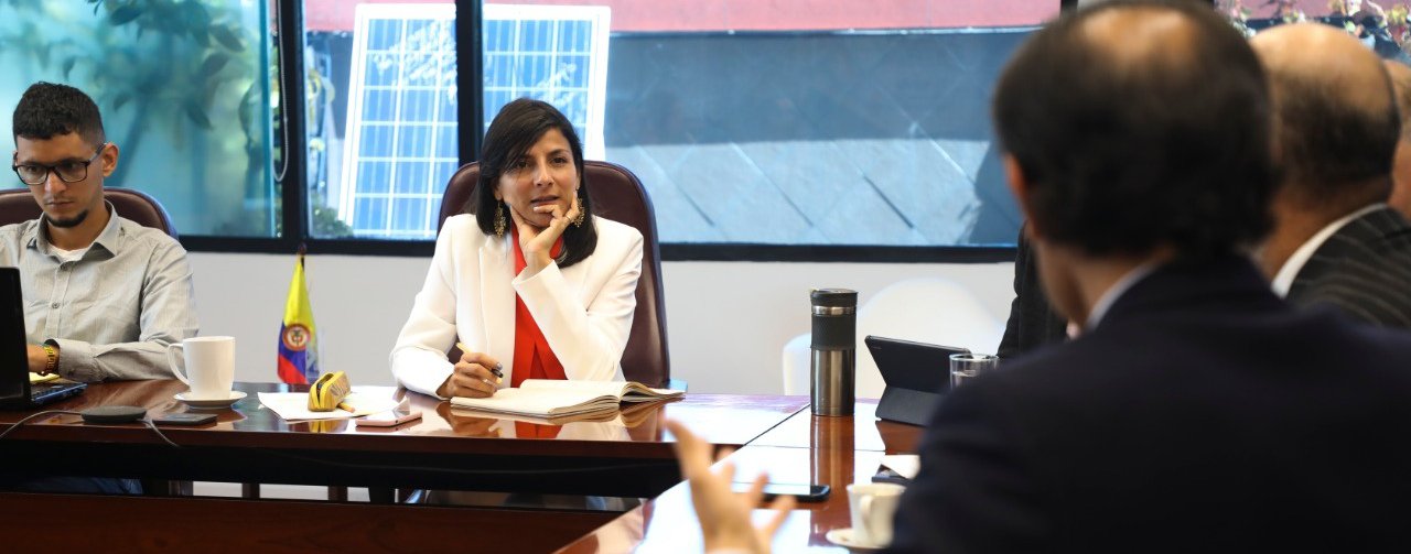 El Gobierno y gremios encaminan su agenda hacia la aceleración de la transición energética y la justicia en las tarifas de servicios