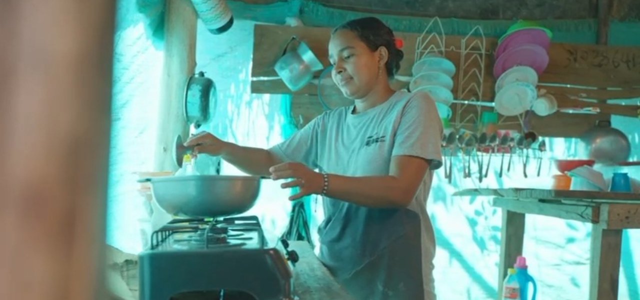Más de 9.400 hogares colombianos sustituyen las cocinas de leña por gas