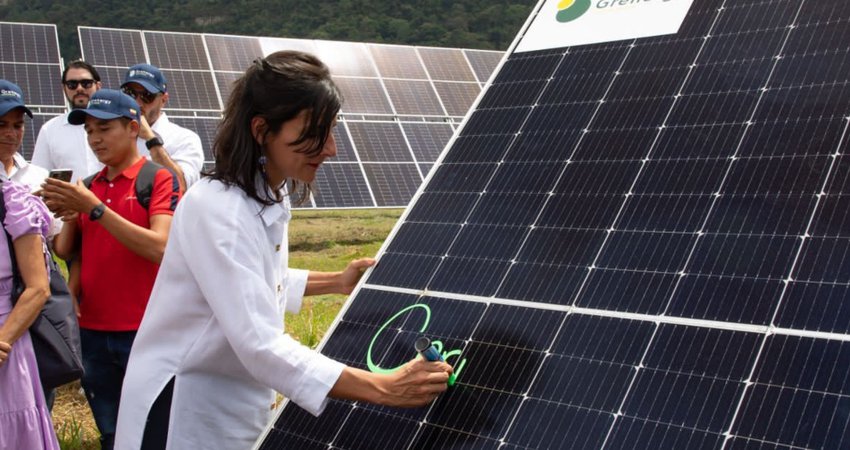 Ministra Irene Vélez Torres inauguró tres parques solares en Tolima, que generarán energía para más de 40.000 hogares al año