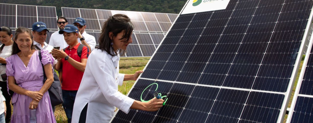 Ministra Irene Vélez Torres inauguró tres parques solares en Tolima, que generarán energía para más de 40.000 hogares al año