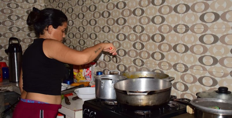 Imagen de mujer cocinando en estufa de gas