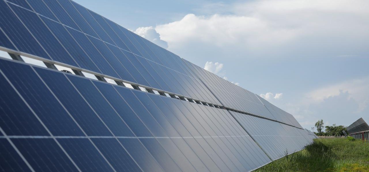 Por primera vez a nivel mundial, la energía limpia vence al carbón y Colombia acelera la transición energética