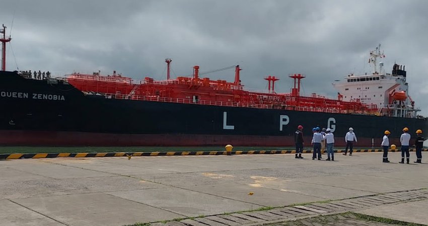 Un buque con 2.600 toneladas de GLP arribó hoy en el Puerto de Tumaco para el abastecimiento de 390.jpg